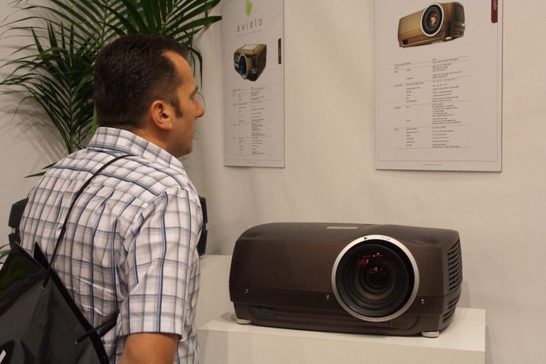 How to Choose a Home Projector for Movies and Games